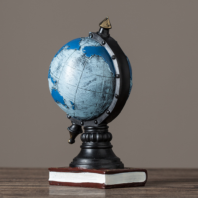 Nudažytas dervos globus – retro stiliaus interjero dekoras gyvenamajam kambariui