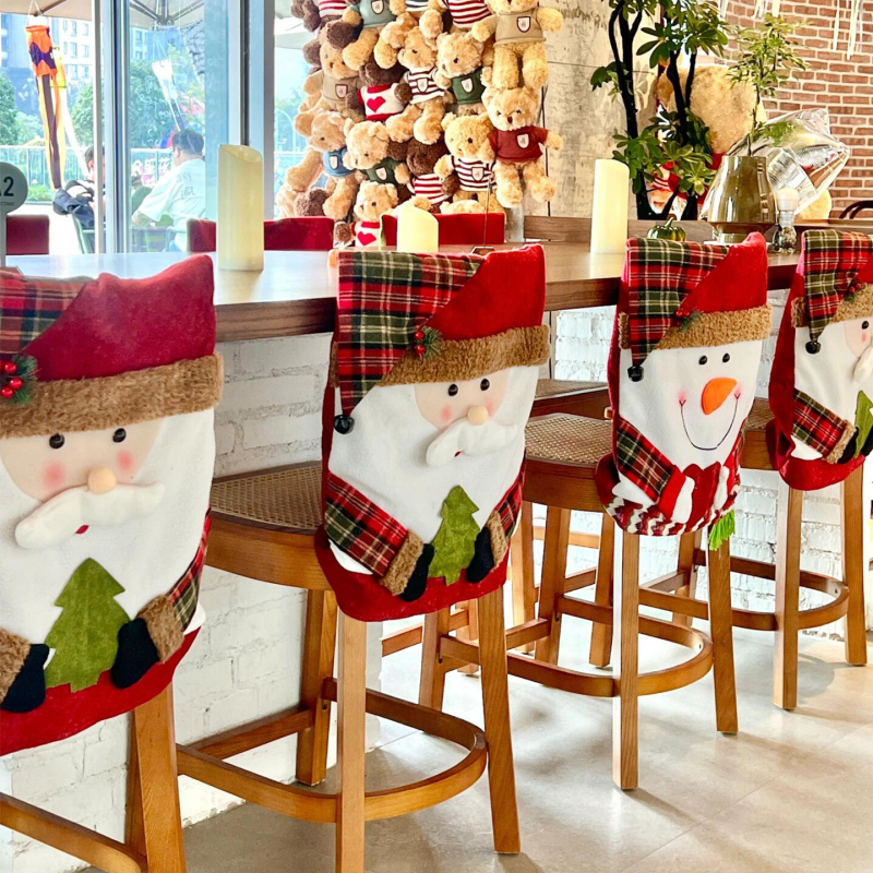 Ziemassvētku krēsla pārvalks ar zīda ziediem – universāls stils, piemērots restorāniem, bāriem un kafejnīcām