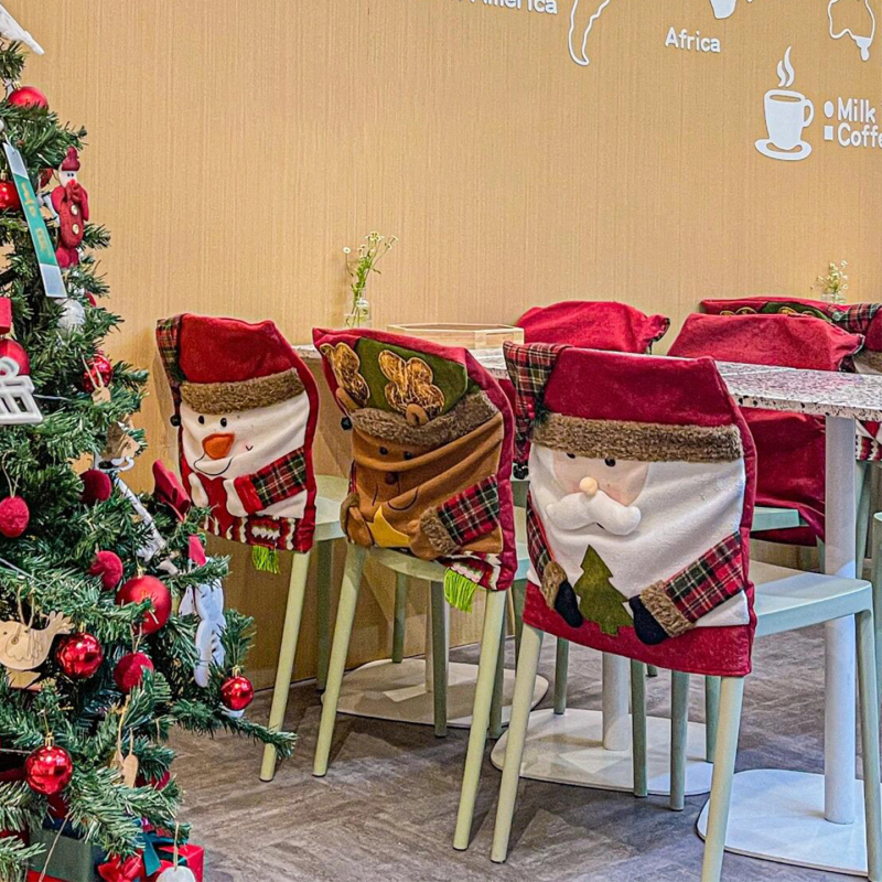 Ziemassvētku krēsla pārvalks ar zīda ziediem – universāls stils, piemērots restorāniem, bāriem un kafejnīcām