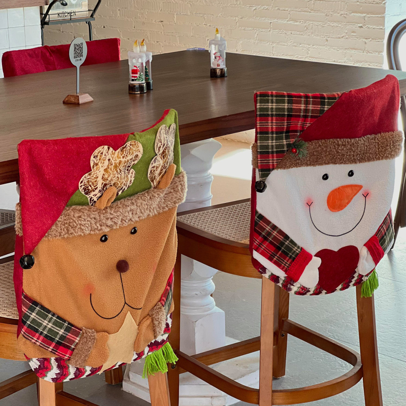 Ziemassvētku krēsla pārvalks ar zīda ziediem – universāls stils, piemērots restorāniem, bāriem un kafejnīcām