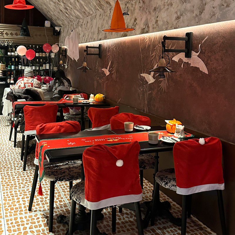 Ziemassvētku krēsla pārvalks ar zīda ziediem – universāls stils, piemērots restorāniem, bāriem un kafejnīcām