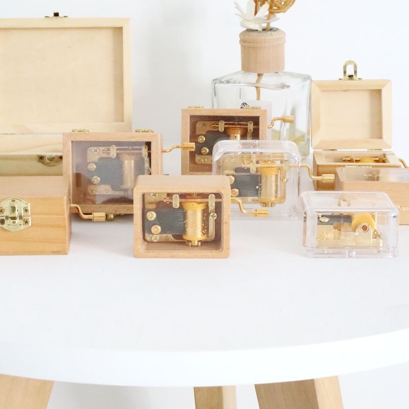 Koka roku darbs mūzikas lāde ar caurspīdīgu mehānismu; logotipa drukāšana pieejama; ideāli piemērots dzimšanas dienām, izlaidumam un ceļojumu suvenīriem.