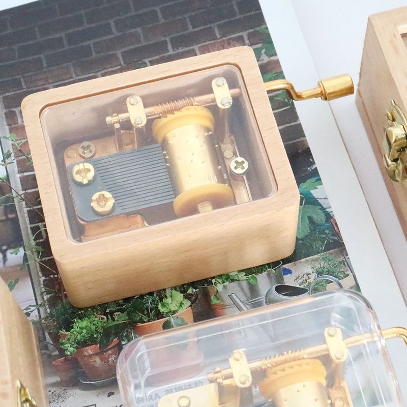 Koka roku darbs mūzikas lāde ar caurspīdīgu mehānismu; logotipa drukāšana pieejama; ideāli piemērots dzimšanas dienām, izlaidumam un ceļojumu suvenīriem.