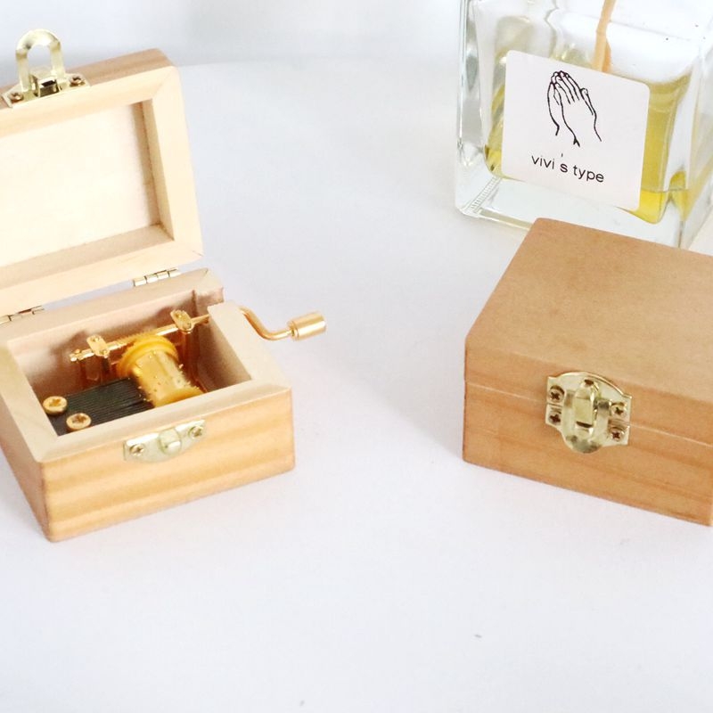 Koka roku darbs mūzikas lāde ar caurspīdīgu mehānismu; logotipa drukāšana pieejama; ideāli piemērots dzimšanas dienām, izlaidumam un ceļojumu suvenīriem.