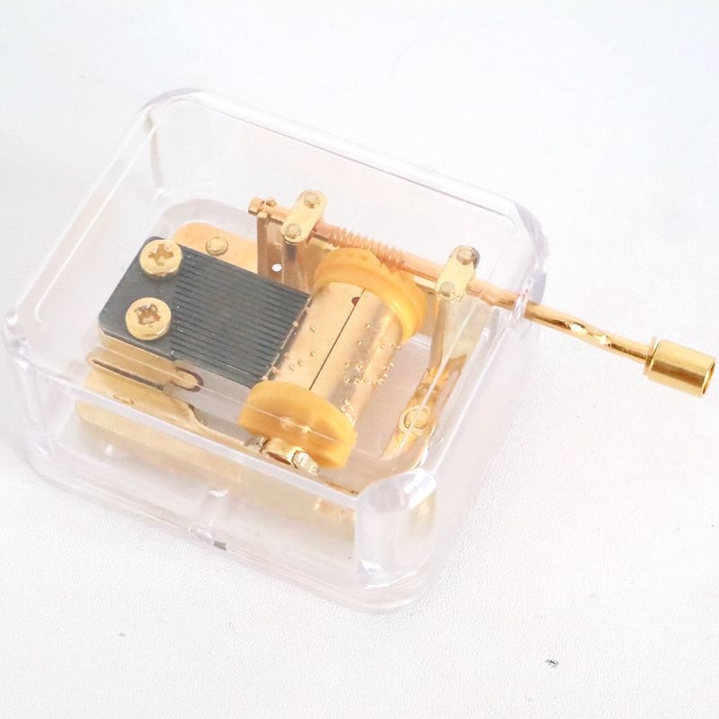 Koka roku darbs mūzikas lāde ar caurspīdīgu mehānismu; logotipa drukāšana pieejama; ideāli piemērots dzimšanas dienām, izlaidumam un ceļojumu suvenīriem.