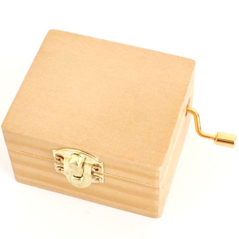 Koka roku darbs mūzikas lāde ar caurspīdīgu mehānismu; logotipa drukāšana pieejama; ideāli piemērots dzimšanas dienām, izlaidumam un ceļojumu suvenīriem.