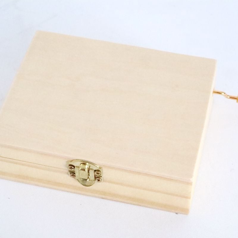 Koka roku darbs mūzikas lāde ar caurspīdīgu mehānismu; logotipa drukāšana pieejama; ideāli piemērots dzimšanas dienām, izlaidumam un ceļojumu suvenīriem.