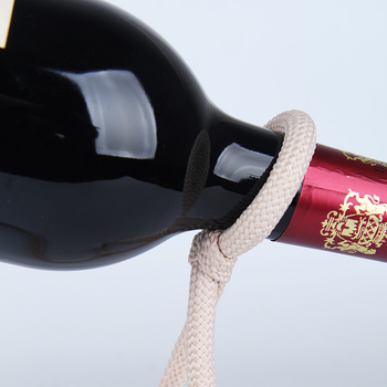 Κρεμαστή ράφι κρασιού με σχοινί ανάρτησης, σιδερένιο σύρμα, μοντέρνο μινιμαλιστικό στυλ, κεκλιμένη προβολή