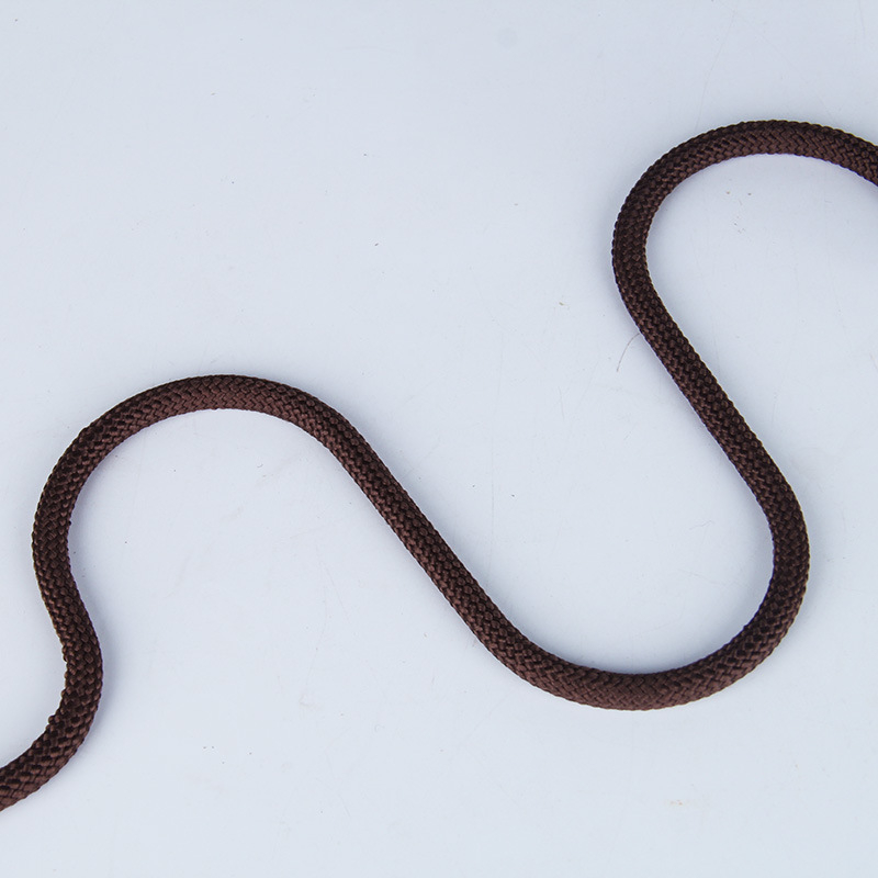 Κρεμαστή ράφι κρασιού με σχοινί ανάρτησης, σιδερένιο σύρμα, μοντέρνο μινιμαλιστικό στυλ, κεκλιμένη προβολή