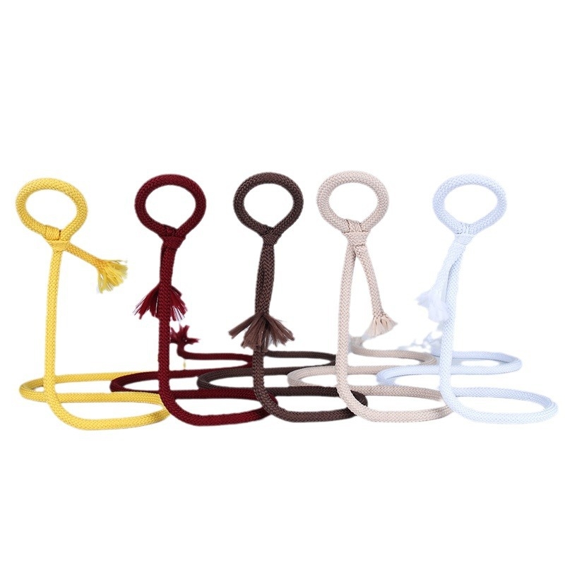 Κρεμαστή ράφι κρασιού με σχοινί ανάρτησης, σιδερένιο σύρμα, μοντέρνο μινιμαλιστικό στυλ, κεκλιμένη προβολή