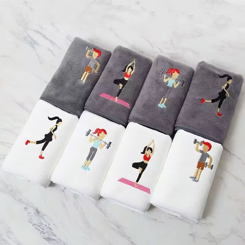 Αθλητική πετσέτα από μικροΐνες, γρήγορο στέγνωμα, 110 g, επίπεδης ύφανσης, προσαρμοσμένη με εκτυπωμένο λογότυπο