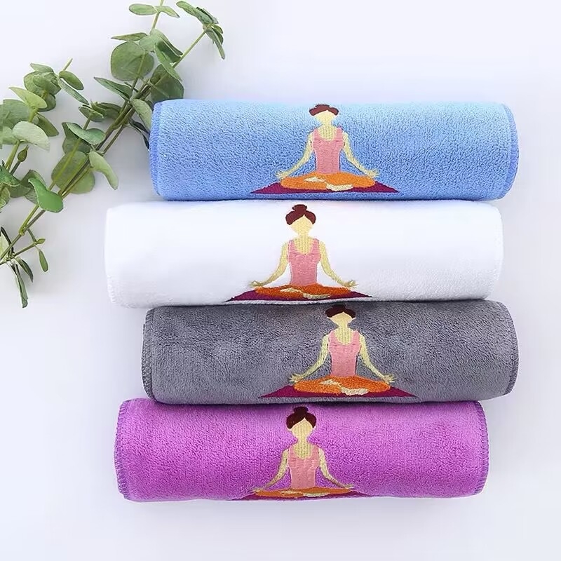 Αθλητική πετσέτα από μικροΐνες, γρήγορο στέγνωμα, 110 g, επίπεδης ύφανσης, προσαρμοσμένη με εκτυπωμένο λογότυπο