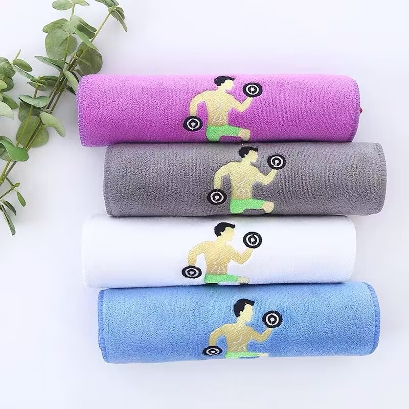 Αθλητική πετσέτα από μικροΐνες, γρήγορο στέγνωμα, 110 g, επίπεδης ύφανσης, προσαρμοσμένη με εκτυπωμένο λογότυπο