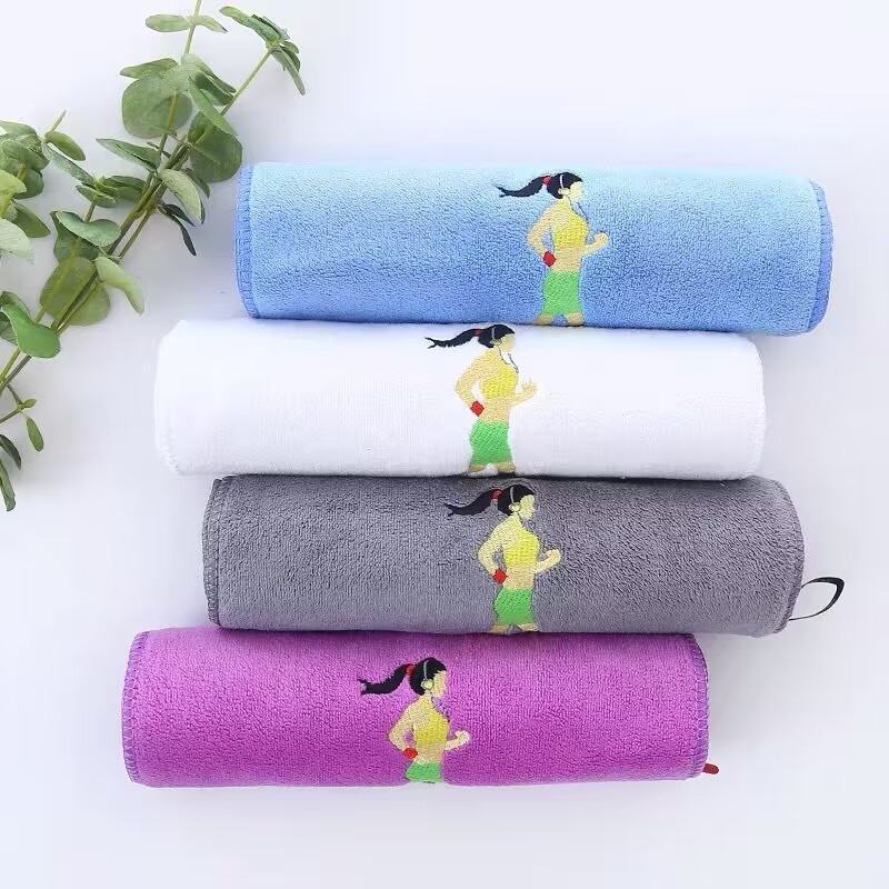 Αθλητική πετσέτα από μικροΐνες, γρήγορο στέγνωμα, 110 g, επίπεδης ύφανσης, προσαρμοσμένη με εκτυπωμένο λογότυπο