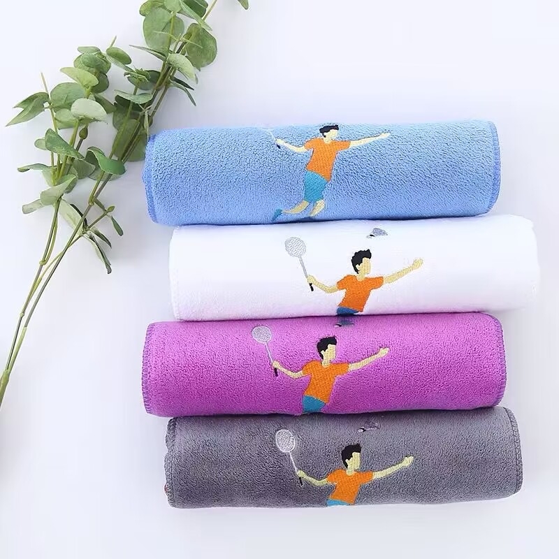 Αθλητική πετσέτα από μικροΐνες, γρήγορο στέγνωμα, 110 g, επίπεδης ύφανσης, προσαρμοσμένη με εκτυπωμένο λογότυπο