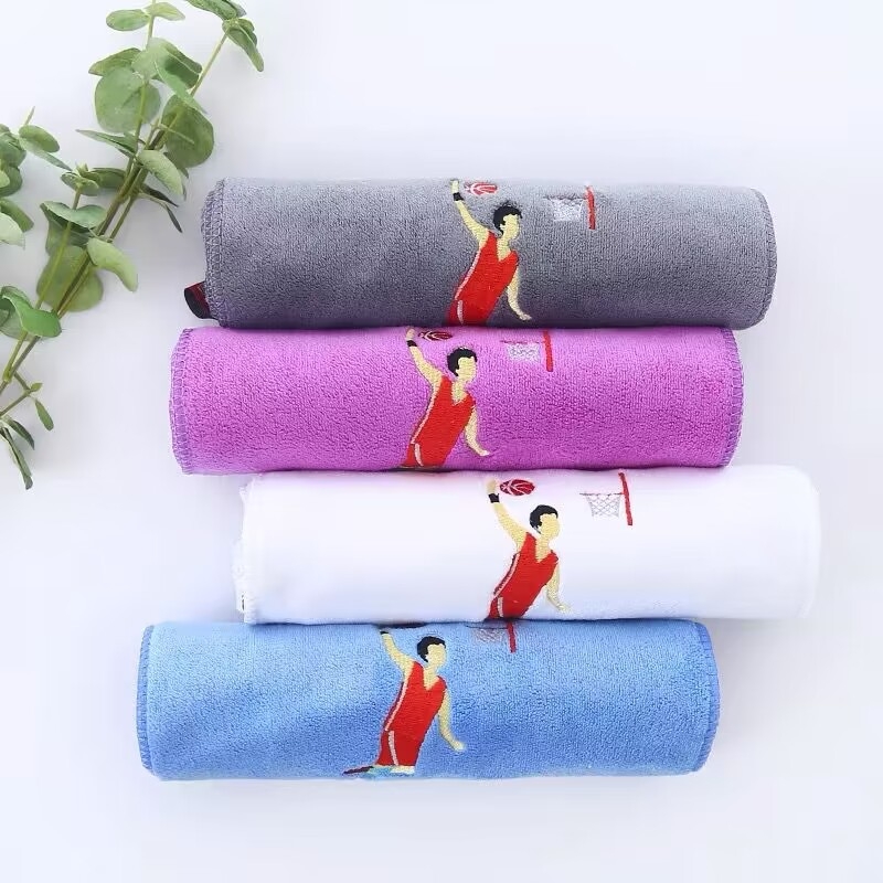 Αθλητική πετσέτα από μικροΐνες, γρήγορο στέγνωμα, 110 g, επίπεδης ύφανσης, προσαρμοσμένη με εκτυπωμένο λογότυπο