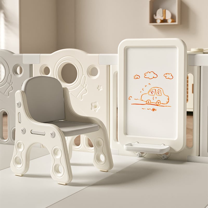 Edukativni dječji set igračaka s elementima astronauta i slona, ljuljačka, tobogan, ploča za crtanje i ormarić za skladištenje; plastični materijal; za uzrast 3–6 godina; izdano 2023.; potiče kognitivne vještine i koordinaciju ruku i oka.