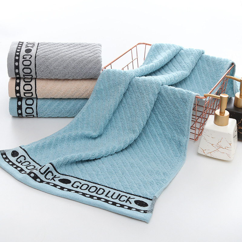 Pamukani ručnik za kupanje, debeli i mekani, Jacquard tkivo; sadržaj pamuka 80%; težina 140–170 g