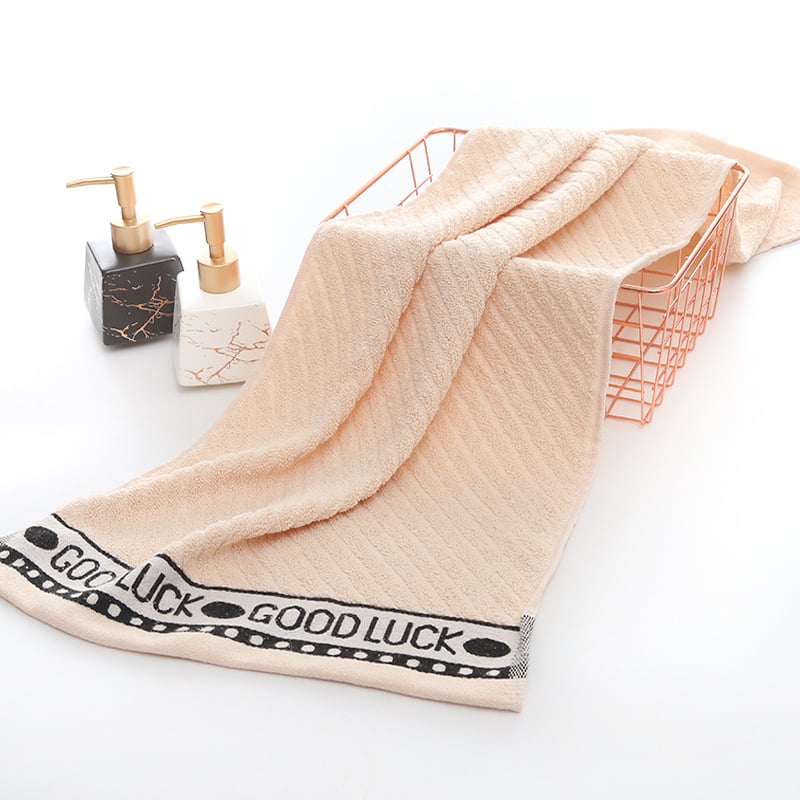 Pamukani ručnik za kupanje, debeli i mekani, Jacquard tkivo; sadržaj pamuka 80%; težina 140–170 g