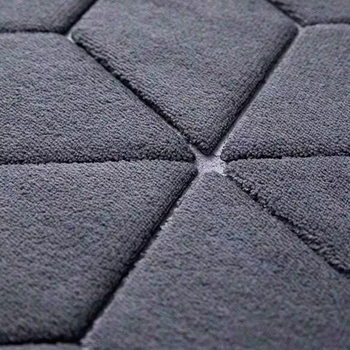 Dvije komponente seta: kupaonica i ulazni tepih – reljefni uzorak, poliesterska vlakna, pravokutni oblik, jednobojni, ručno pranje