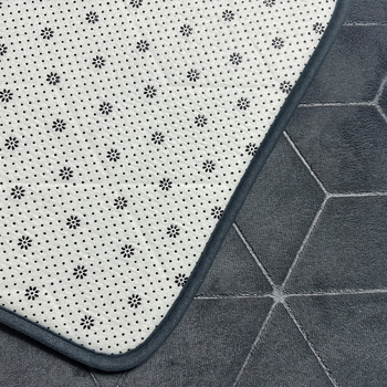 Dvije komponente seta: kupaonica i ulazni tepih – reljefni uzorak, poliesterska vlakna, pravokutni oblik, jednobojni, ručno pranje