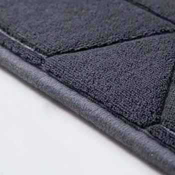 Dvije komponente seta: kupaonica i ulazni tepih – reljefni uzorak, poliesterska vlakna, pravokutni oblik, jednobojni, ručno pranje