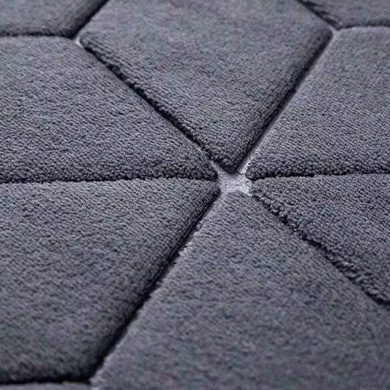 Dvije komponente seta: kupaonica i ulazni tepih – reljefni uzorak, poliesterska vlakna, pravokutni oblik, jednobojni, ručno pranje