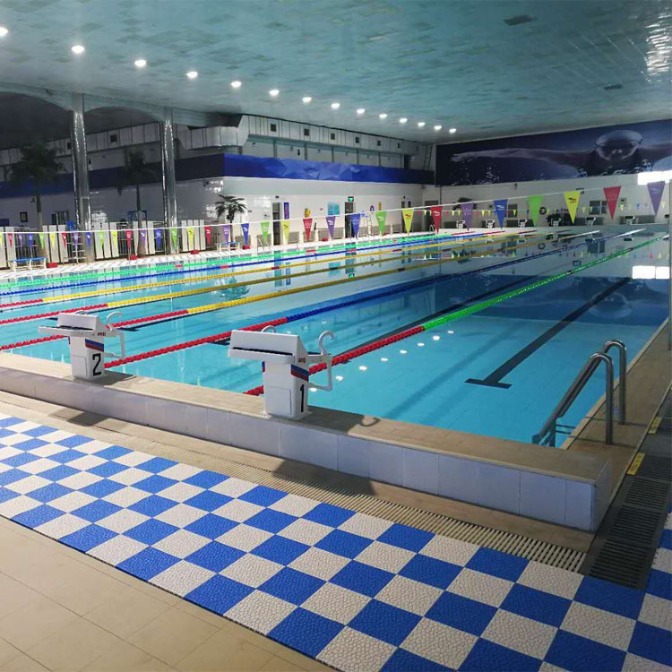 Savienojamie drenāžas pretslīdēšanas paklāji baseinam un vannas istabai; Materiāls: TPE; Raksts: akmeņi; Funkcija: pretslīdēšana un drenāža; Piemērojami baseinam, vannas istabai, virtuvei un tualetei; Pielāgošana pieejama