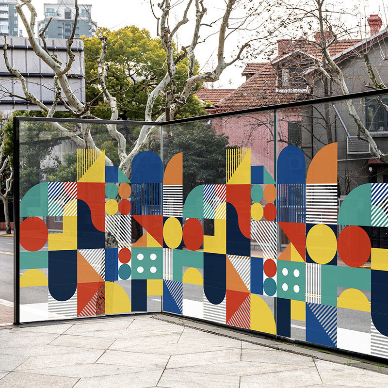 Stikla reklāmu uzlīmes vitrīnām, caurspīdīgi elektrostatiskie PVC uzlīmes veikaliem (PVC; elektrostatiska pielipšana; pielāgots raksts; komerciāliem telpām; mūsdienīgs minimalistiska stils)