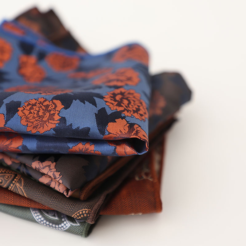 Zsebkendő jacquard mintás, csíkos, poliészterből, mindennapi stílus.