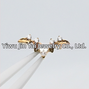 Auskari no F136 implantāta titāna sakausējuma, forma kā bat-vēnijas ūdens pilienam