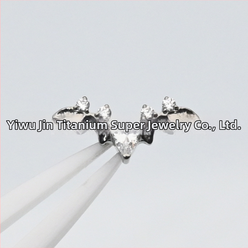 Auskari no F136 implantāta titāna sakausējuma, forma kā bat-vēnijas ūdens pilienam