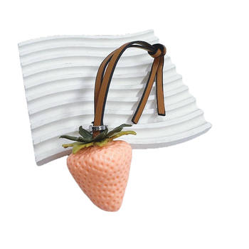 Акрилна закачалка за чанта със ягодов мотив, урбан стил, есен 2025