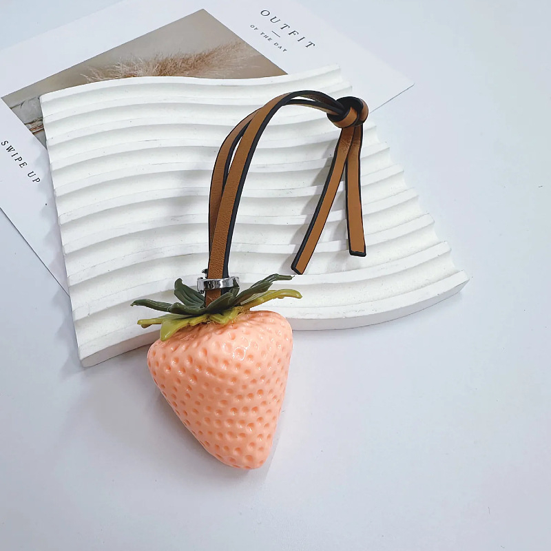 Акрилна закачалка за чанта със ягодов мотив, урбан стил, есен 2025