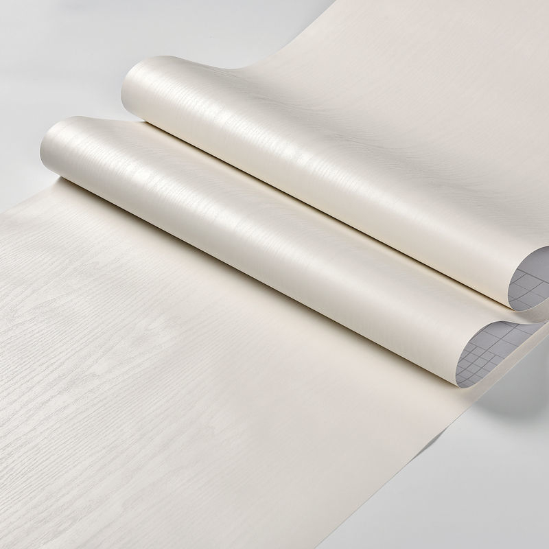 Tapet autocolant cu aspect lemn pentru renovarea mobilierului; rezistent la umezeală; stil simplu și modern; potrivit pentru dulapuri, birouri și uși.