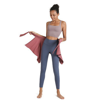 Prilagođeni sportski grudnjak s uklonjivom jastučićem, cross-back dizajn, puni košaricu, vanjski materijal Nylon/Polyamide 73% (Double-Faced Brocade), podstava Spandex 27%, fiksne dvostruke naramenice