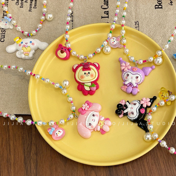 Colier pentru copii cu Kuromi — pandantiv ursuleț cu căpșună, din mărgele, lanț bilă, plastic/rasină, lungime 41–50 cm