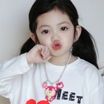 Colier pentru copii cu Kuromi — pandantiv ursuleț cu căpșună, din mărgele, lanț bilă, plastic/rasină, lungime 41–50 cm