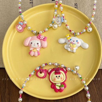 Colier pentru copii cu Kuromi — pandantiv ursuleț cu căpșună, din mărgele, lanț bilă, plastic/rasină, lungime 41–50 cm