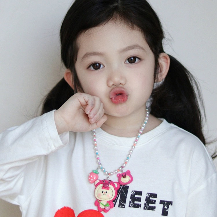 Colier pentru copii cu Kuromi — pandantiv ursuleț cu căpșună, din mărgele, lanț bilă, plastic/rasină, lungime 41–50 cm