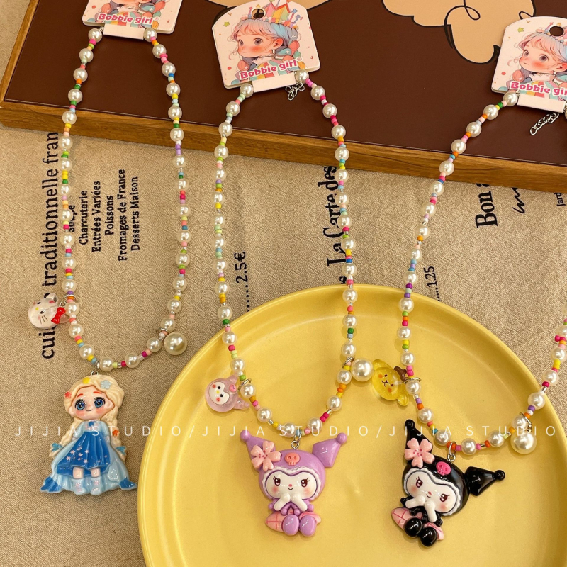 Colier pentru copii cu Kuromi — pandantiv ursuleț cu căpșună, din mărgele, lanț bilă, plastic/rasină, lungime 41–50 cm