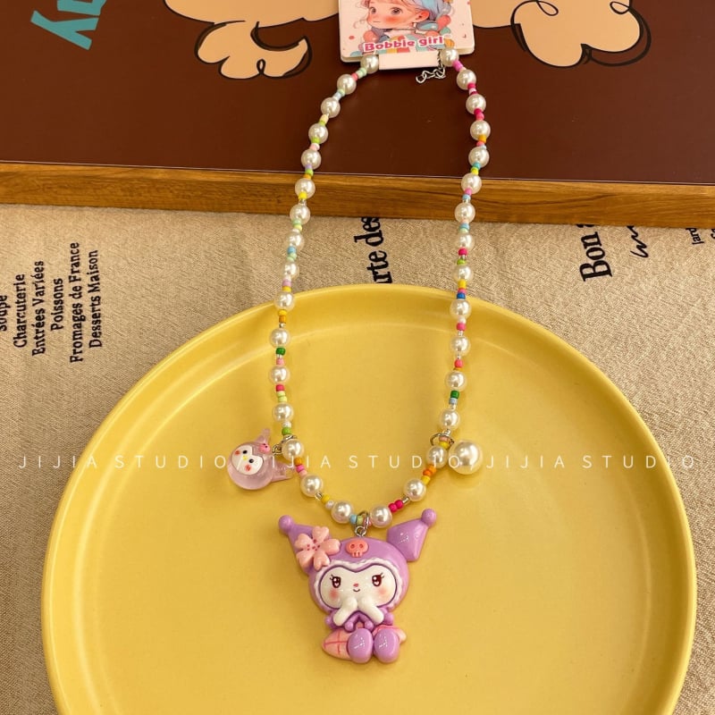 Colier pentru copii cu Kuromi — pandantiv ursuleț cu căpșună, din mărgele, lanț bilă, plastic/rasină, lungime 41–50 cm