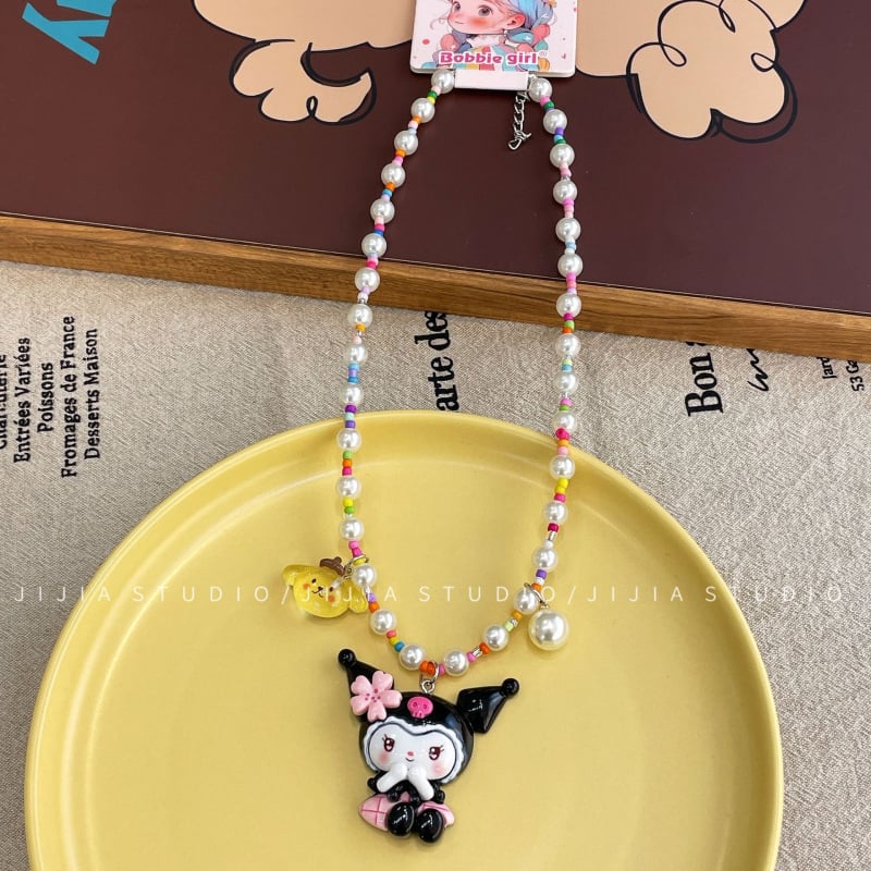 Colier pentru copii cu Kuromi — pandantiv ursuleț cu căpșună, din mărgele, lanț bilă, plastic/rasină, lungime 41–50 cm