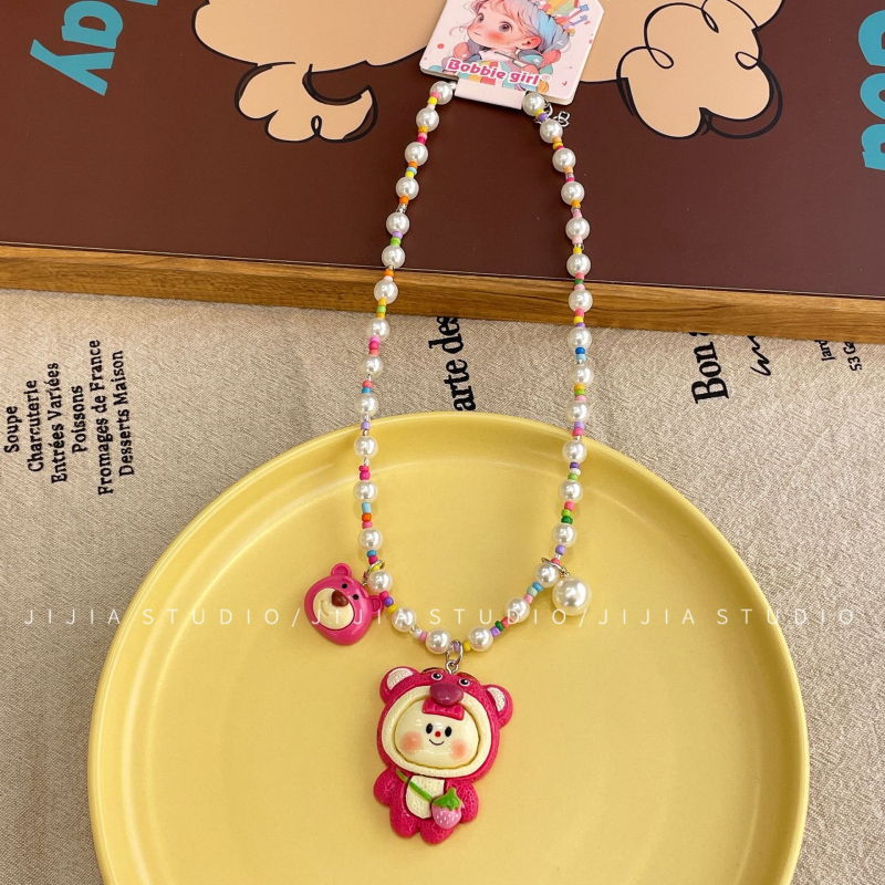 Colier pentru copii cu Kuromi — pandantiv ursuleț cu căpșună, din mărgele, lanț bilă, plastic/rasină, lungime 41–50 cm