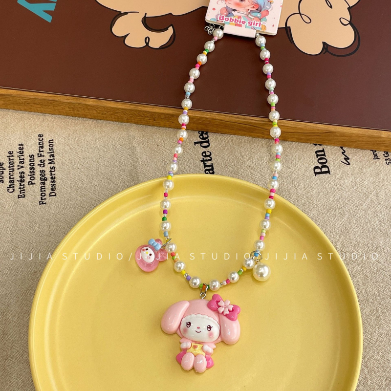 Colier pentru copii cu Kuromi — pandantiv ursuleț cu căpșună, din mărgele, lanț bilă, plastic/rasină, lungime 41–50 cm