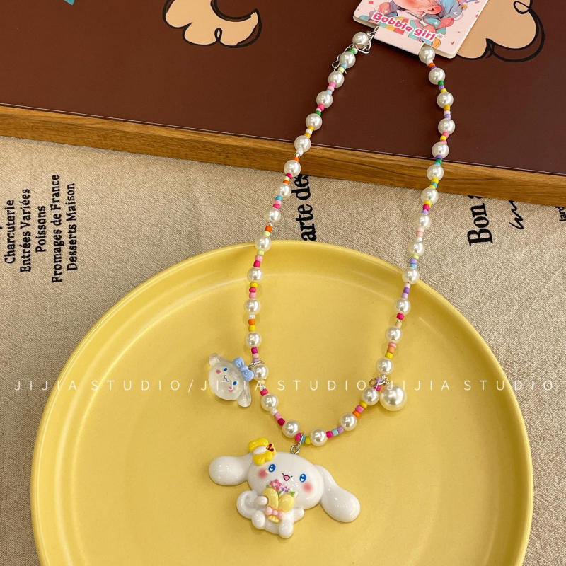 Colier pentru copii cu Kuromi — pandantiv ursuleț cu căpșună, din mărgele, lanț bilă, plastic/rasină, lungime 41–50 cm