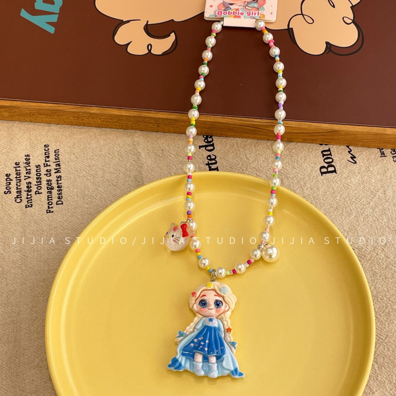 Colier pentru copii cu Kuromi — pandantiv ursuleț cu căpșună, din mărgele, lanț bilă, plastic/rasină, lungime 41–50 cm