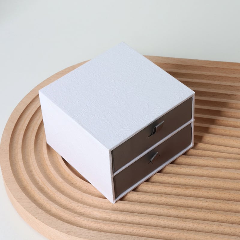 Kétrétegű ékszerdoboz fiókokkal; anyag: papír/karton; csomagolási típus: doboz; cél: ékszerek tárolása; márka: Milan