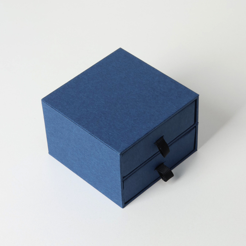 Kétrétegű ékszerdoboz fiókokkal; anyag: papír/karton; csomagolási típus: doboz; cél: ékszerek tárolása; márka: Milan