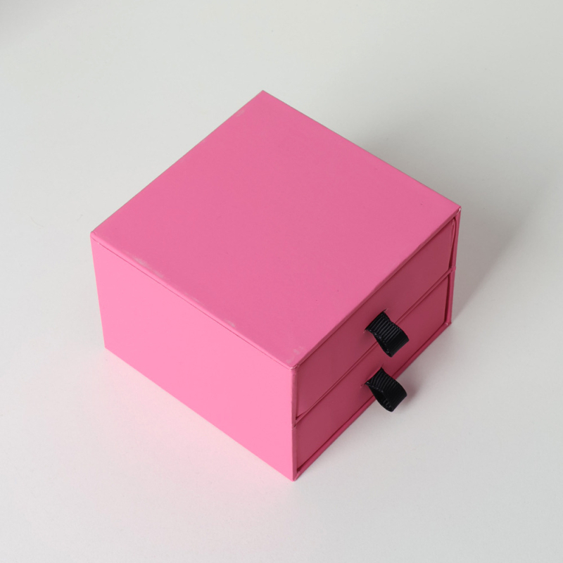 Kétrétegű ékszerdoboz fiókokkal; anyag: papír/karton; csomagolási típus: doboz; cél: ékszerek tárolása; márka: Milan